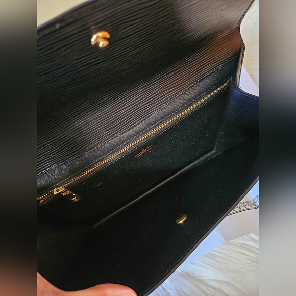 🖤 Louis Vuitton Epi Montaigne 🖤 - Picture 4 of 16